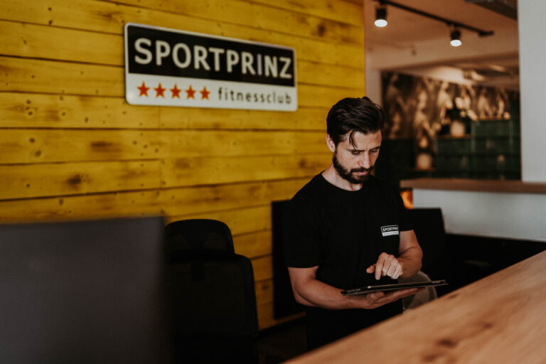 Theke und Eingangsbereich im Sportprinz Karlsruhe Süd mit Trainer
