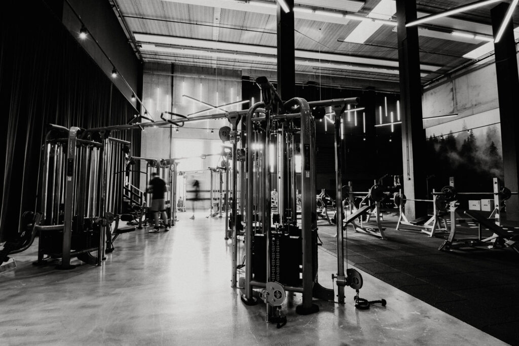 Kabeltürme und Freihantelbereich im Sportprinz Karlsruhe Süd