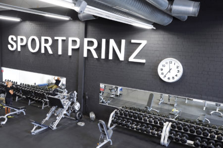 Freihantelbereich im Fitnessstudio Sportprinz Freiburg West